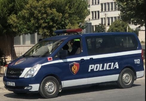 Dhunoi vëllain dhe kanosi nënën nën efektin e alkoolit, arrestohet 32-vjeçari në Kavajë