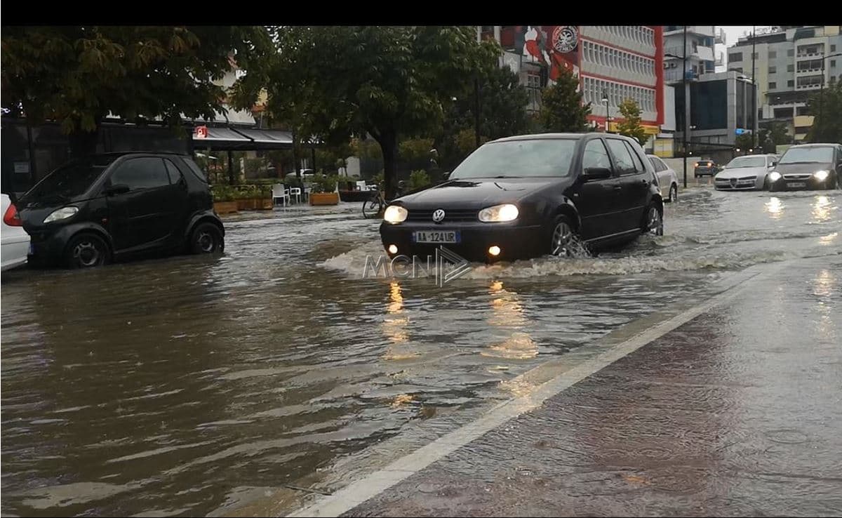   Moti i keq në vend/ Përmbytje në disa qytete, probleme me rrugët dhe energjinë