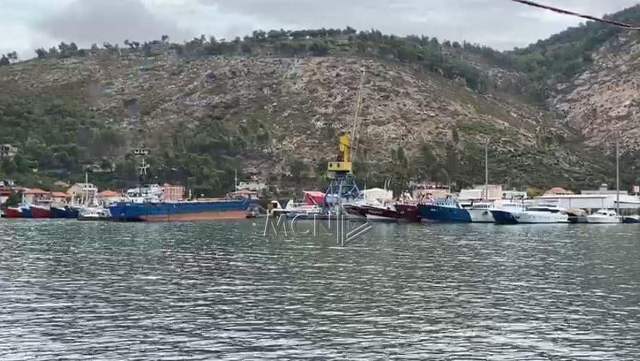   Moti i keq bllokon punën në Portin e Shëngjinit, pezullohet lundrimi detar (VIDEO)