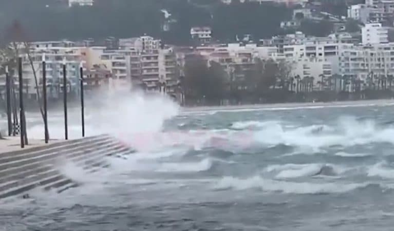 Moti i keq në Vlorë dhe Durrës/ Ndalohet lundrimi i anijeve të vogla dhe të peshkimit