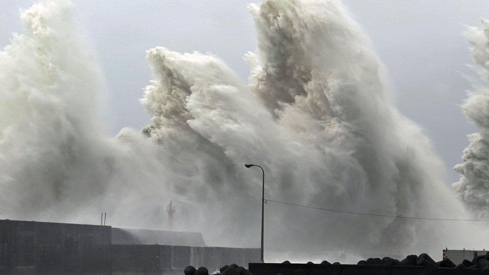 Tajfuni Nanmadol godet Japoninë, 2 të vdekur dhe 90 të plagosur