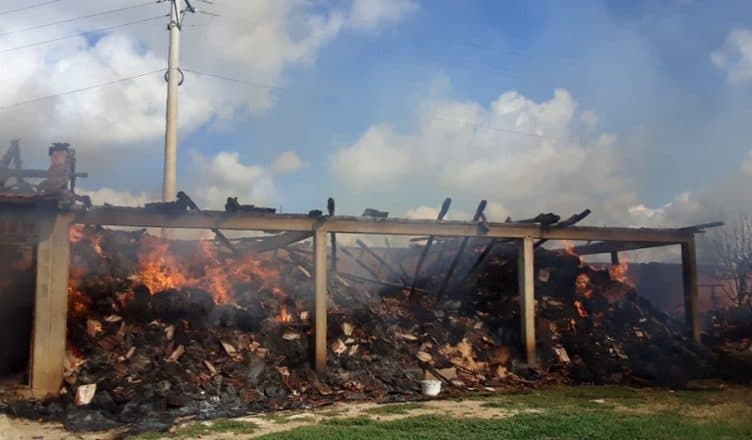 Djali rreh babanë në Bulqizë, i djeg stallën e bagëtive dhe traktorin e punës