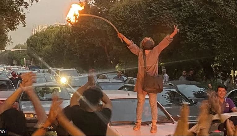 Gratë në Iran protestojnë, djegin shamitë kundër hixhabit