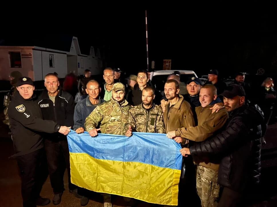 Shkëmbim të burgosurish, Rusia liron 215 persona, mes tyre komandantë të Azovstal dhe shtetas të huaj