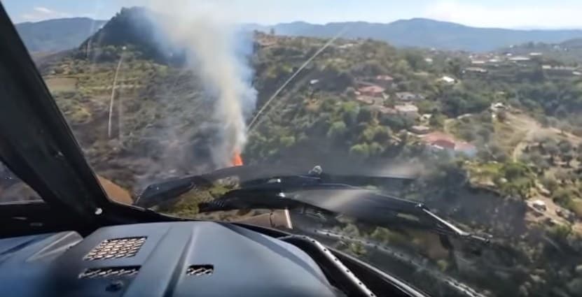 Zjarri në Kaninë/ Helikopteri i Forcës Ajrore i angazhuar për shuarjen e tij