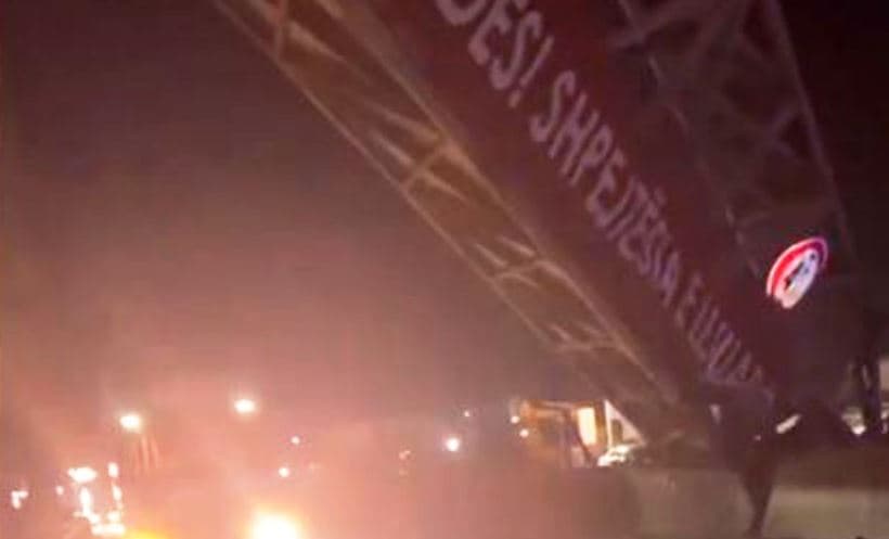 Kamioni del nga rruga dhe shemb mbikalimin e këmbësorëve, një i plagosur