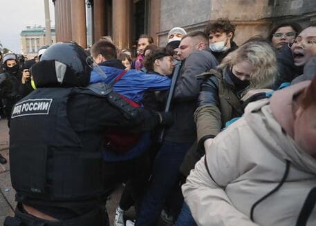 Protesta kundër mobilizimit të pjesshëm në Rusi, arrestohen më shumë se 1 mijë persona