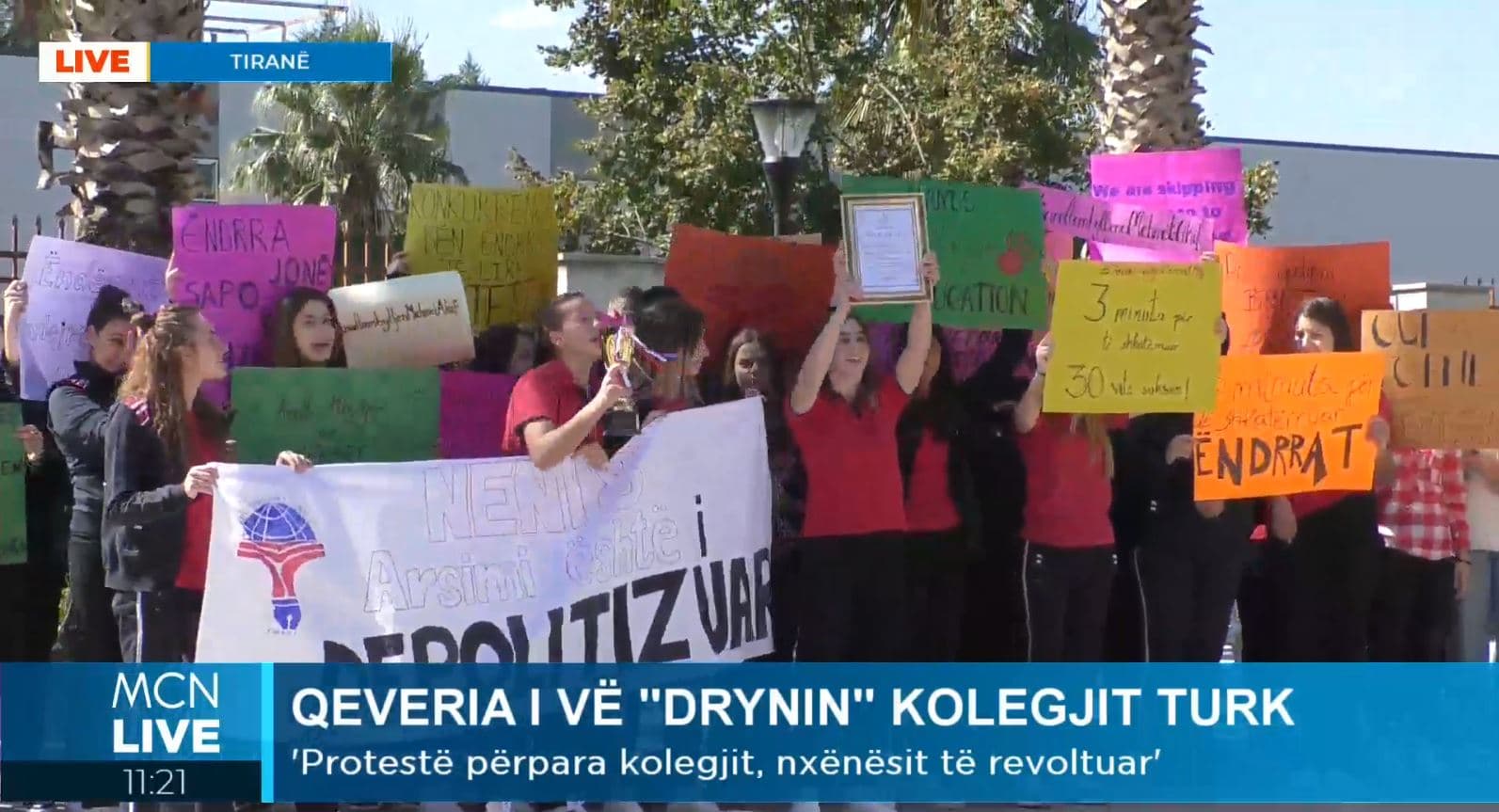 ‘Përgjithmonë Mehmet Akif’, protestë për mbylljen e kolegjit turk në Tiranë
