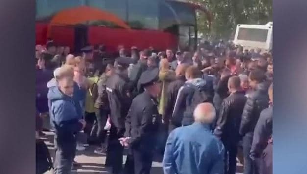 Radhë të gjata në kufi me Gjeorgjinë, rusët largohen pas thirrjes së Putinit për mobilizim ushtarak