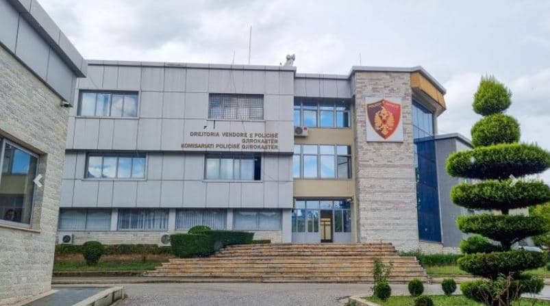 Qarkullonte me thikë dhe përforcues grushti në makinë, arrestohet 27-vjeçari në Gjirokastër