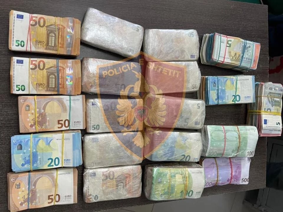 Me mbi 200 mijë euro të padeklaruara dhe verë kontrabandë në makinë, arrestohet 50-vjeçari në Vlorë