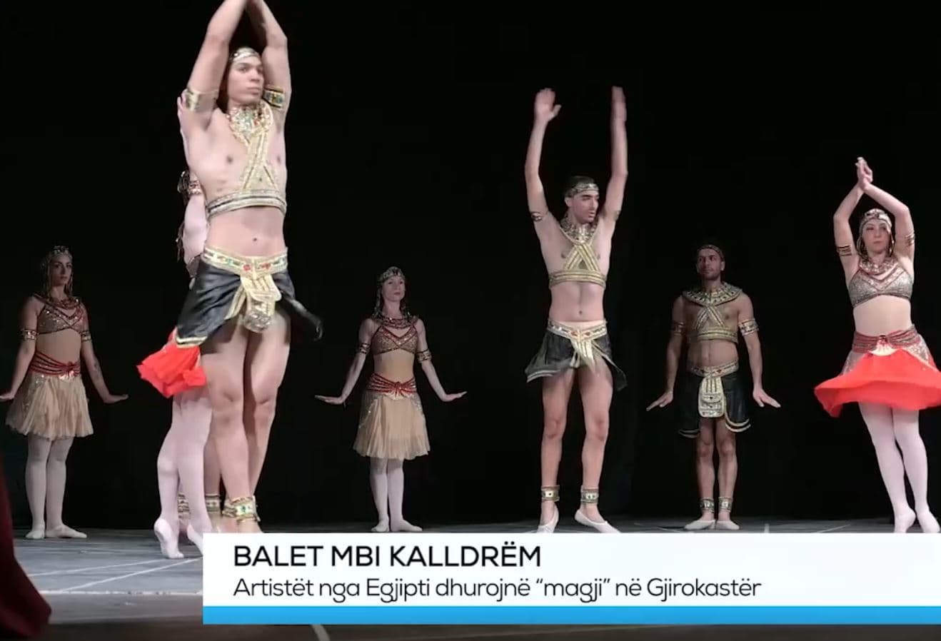 Balet mbi kalldrëm/ Artistët nga Egjipti dhurojnë “magji” në Gjirokastër (VIDEO)