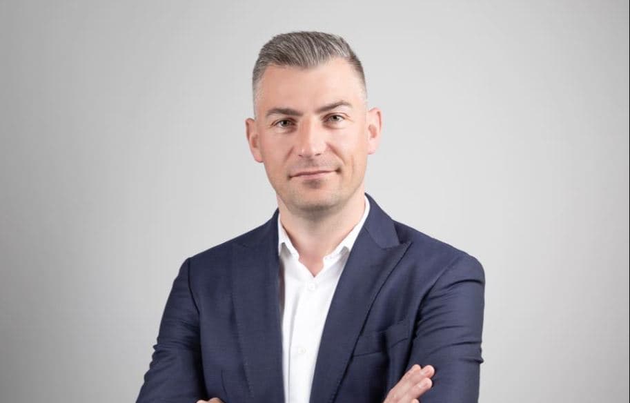 Shtetasja e akuzon për djegien e makinave, reagon deputeti i PD: Do ta padis për shpifje!