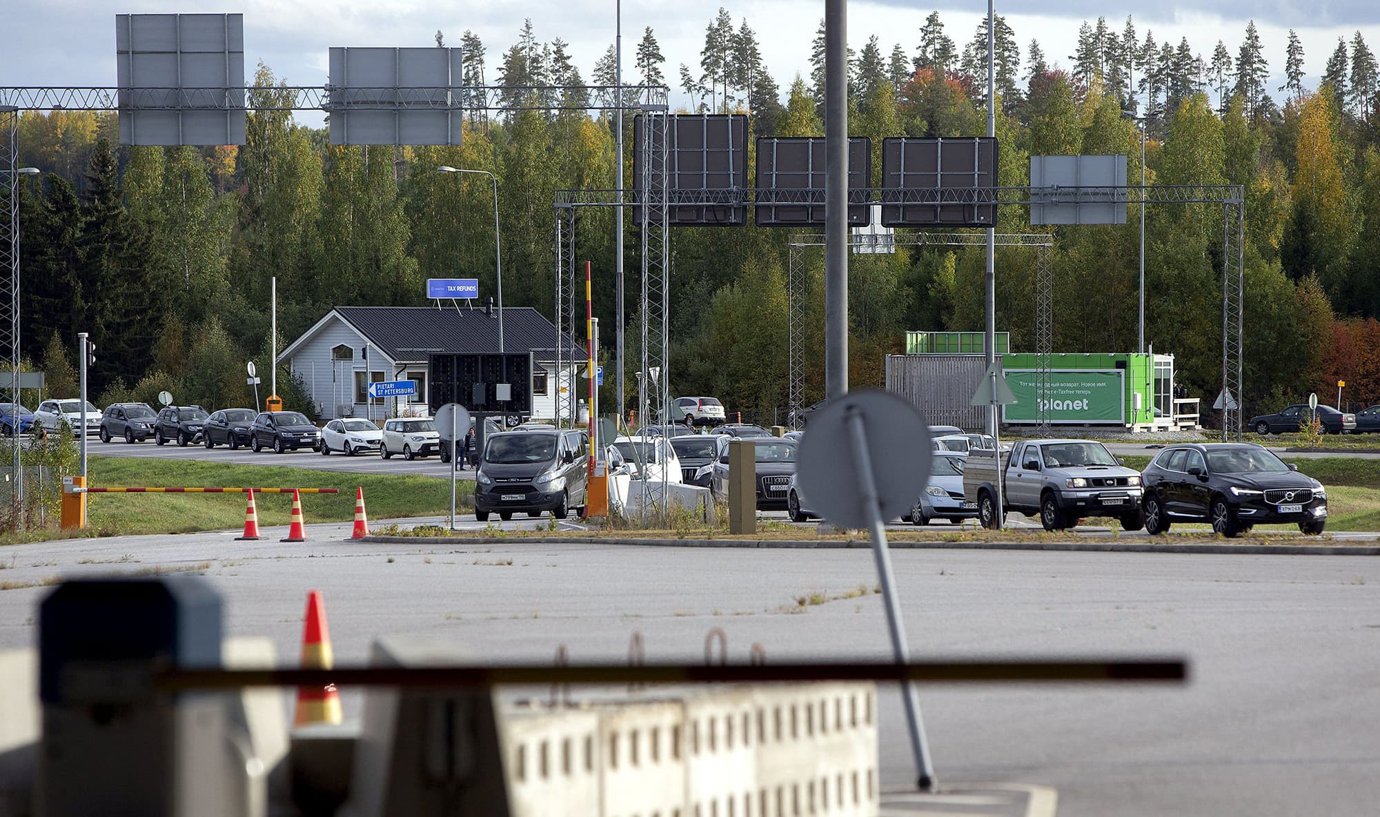 Radhë kilometrike në kufirin Finlandë-Rusi, mijëra janë larguar gjatë fundjavës