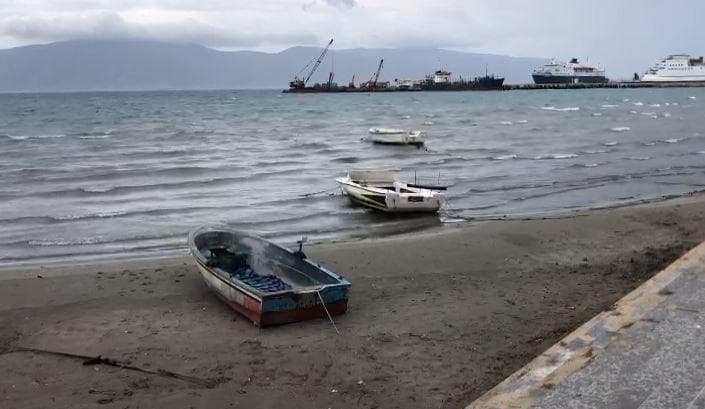 Moti i keq/ Ndalohet lundrimi i anijeve të peshkimit në Gjirin e Vlorës