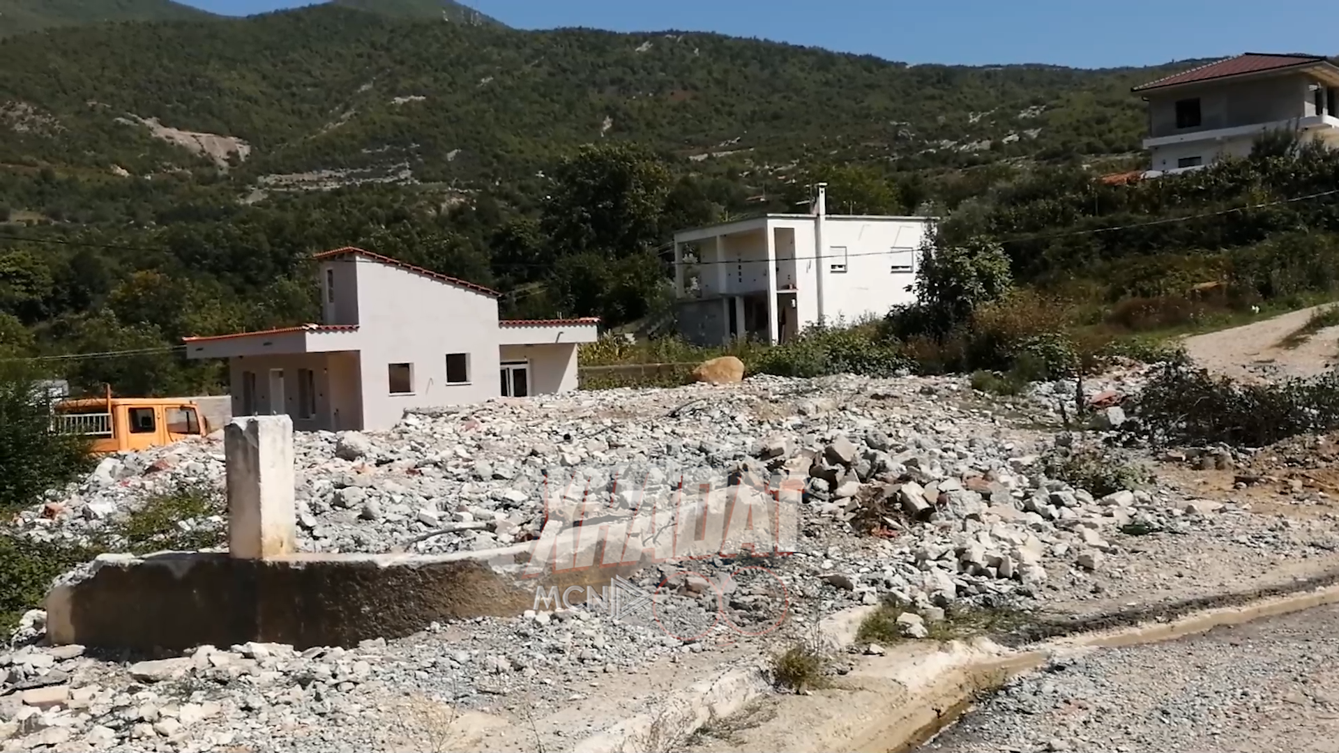 "Xhadat" - Përjashtohet padrejtësisht nga procesi i rindërtimit, Njësia Krrabë “djeg” qytetaren  