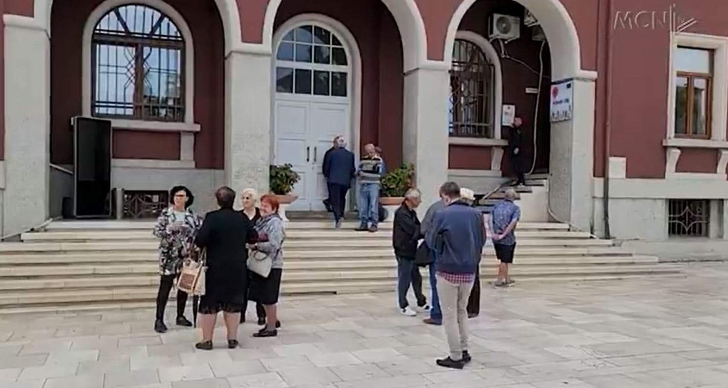 Pallati do të rindërtohet në periferi/ Banorët protestojnë para Bashkisë Durrës: Nuk shpërngulemi! (VIDEO)