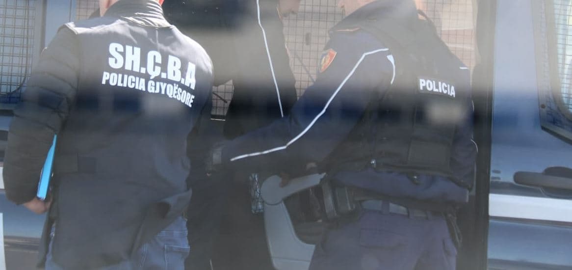 Mallra kontrabandë, pezullohen dy policë dhe dy doganierë në Qafë Thanë