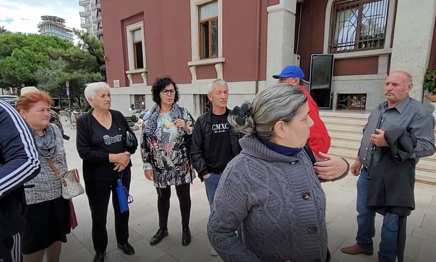 Pallati iu shemb nga tërmeti, banorët në protestë: Po na transferojnë në periferi