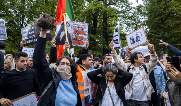 Vijojnë protestat për vdekjen e 22-vjeçares në Iran, arrestohen 20 gazetarë