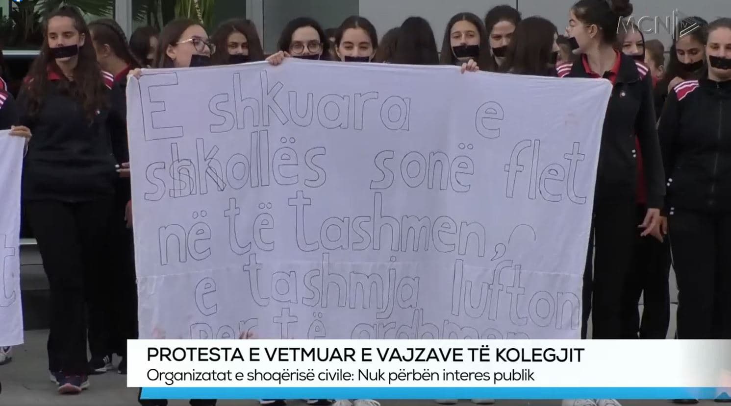 Protesta e vetmuar e vajzave të kolegjit/ Organizatat e shoqërisë civile: Nuk përbën interes publik (VIDEO) 