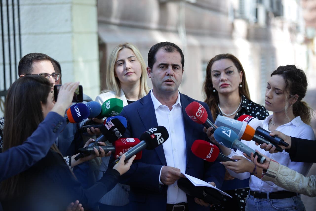 Bylykbashi dorëzon në Kuvend draftin për lustracionin: Bashkëpunëtorët e ish-Sigurimit largohen nga politika