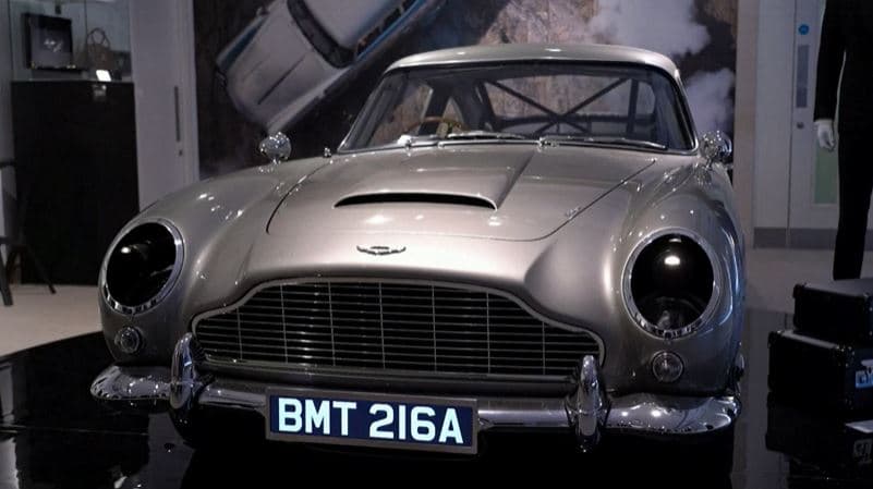 Makina "Aston Martin" e James Bond shitet në ankand për 3.2 milionë euro