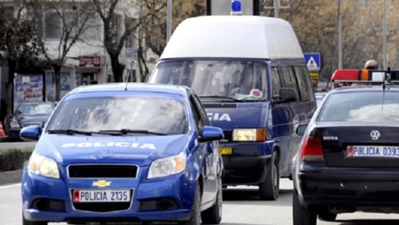 Pogradec/ Po transportonte emigrantë të paligjshëm dhe nuk iu bind urdhrit për të ndaluar mjetin, shpallet në kërkim 18-vjeçari