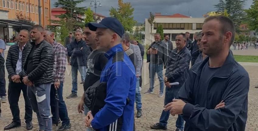 Shkatërrimi i rrugës Rrëshen-Bukmirë, banorët në protestë para bashkisë Mirditë: Problemi më shqetësues që ka pasur zona