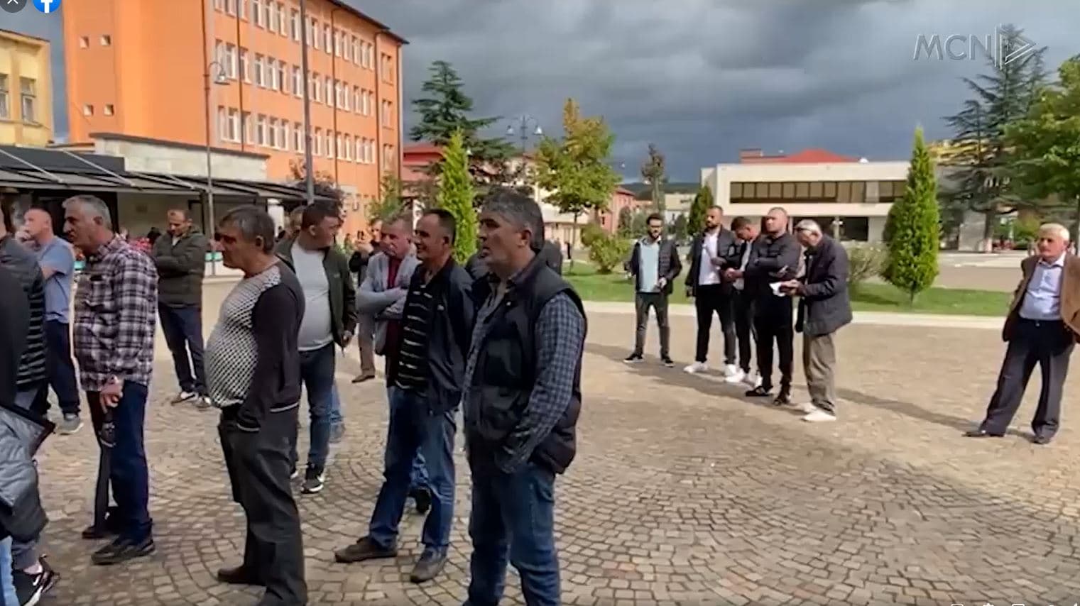  Rruga Rrëshen-Bukmirë, e dëmtuar/ Banorët në protestë, kërkojnë shtrimin e saj (VIDEO)