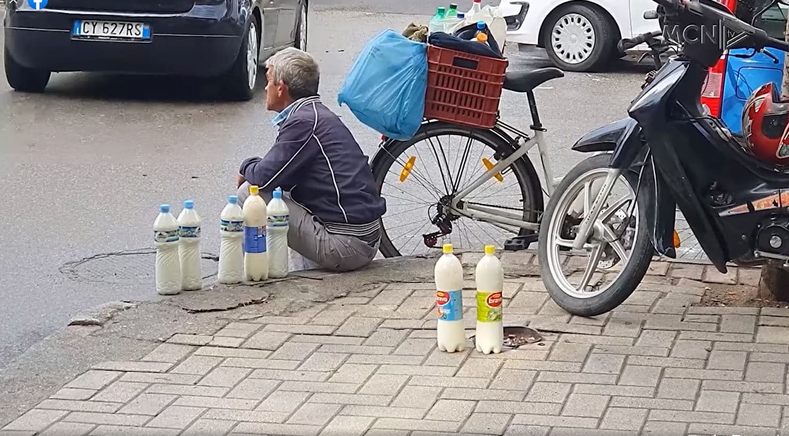   Shitja e qumështit në rrugë/ Qytetarët në Durrës të pasigurt për cilësinë (VIDEO)