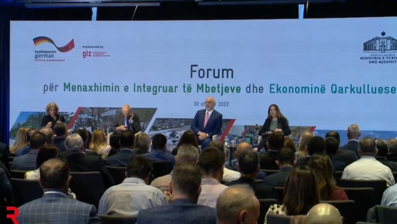 Forumi i menaxhimit të mbetjeve/ Kumbaro: Jemi dobët me riciklimin, menaxhimi duhet të jetë prioritet i çdo bashkie