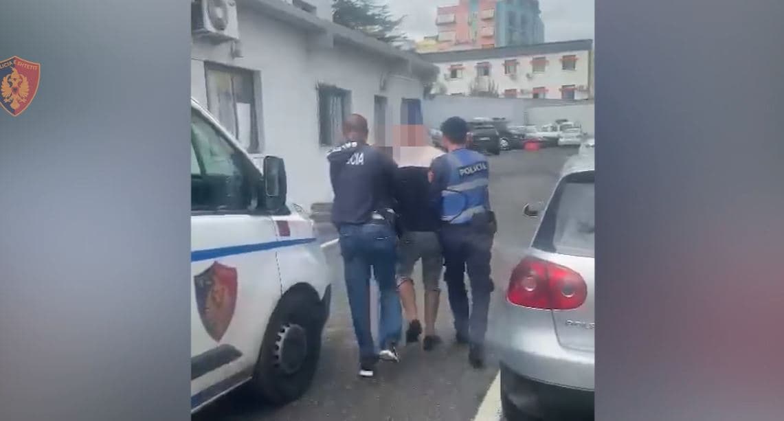 Elbasan, “Center” vë në pranga dy persona të kërkuar për drogë dhe vjedhje 