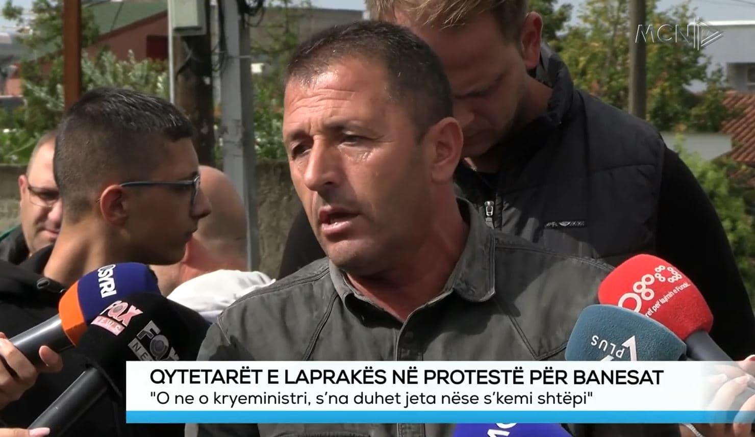 Qytetarët e Laprakës në protestë për banesat: S’na duhet jeta nëse s’kemi shtëpi (VIDEO)