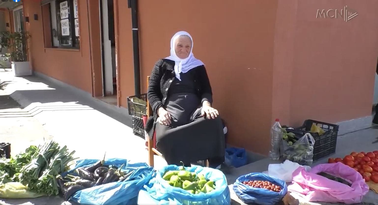   Nga fshati në këmbë për të shitur perimet/ Jetesa e 71-vjeçares në shtëpinë e dëmtuar nga tërmeti (VIDEO)