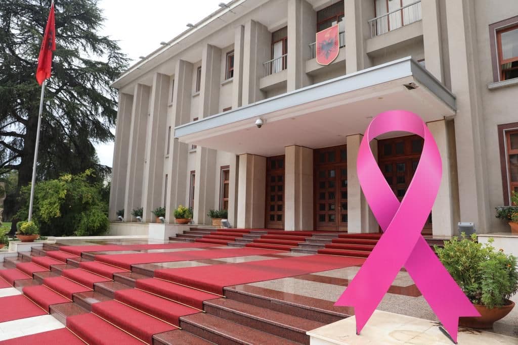 “Tetori rozë”, muaj i solidaritetit dhe ndërgjegjësimit për kancerin e gjirit