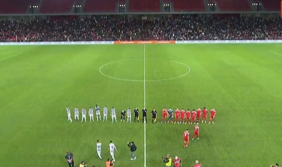 Pjesë e parë spektakolare në derbi/ Tirana në avantazh ndaj Partizanit, bardheblutë me 10 lojtarë