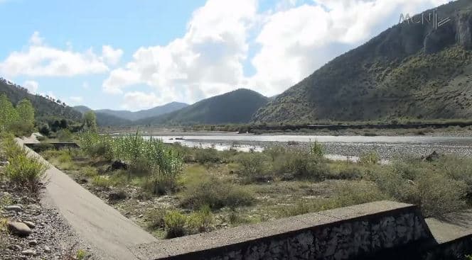 Në rrezik nga Gjadri, banorët peticion bashkisë për riparimin e argjinaturës së lumit (VIDEO)