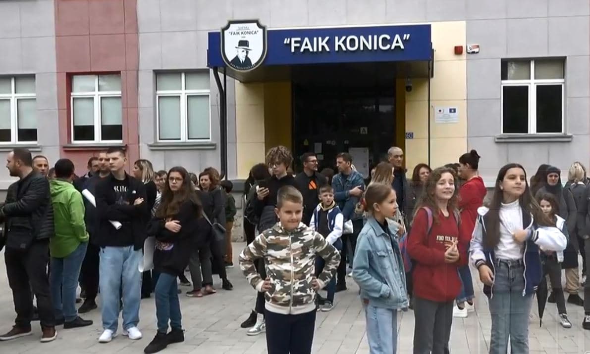 Pas një muaji grevë, nxënësit në Kosovë kthehen sot në bankat shkollore
