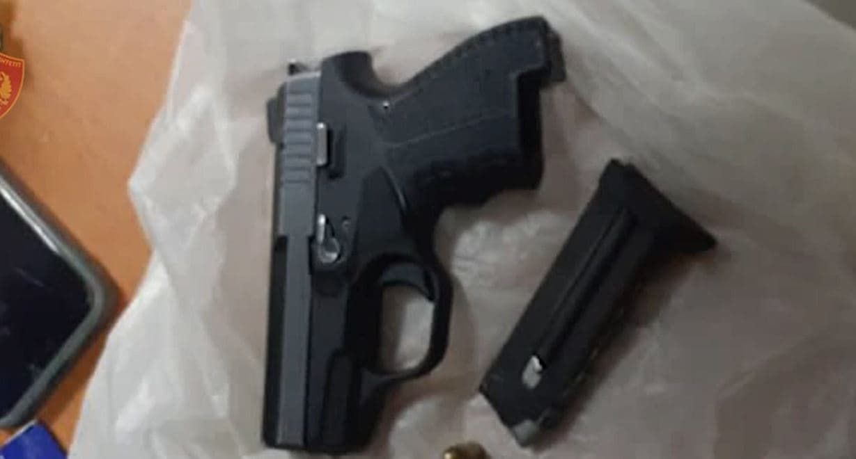 Thyen masën e arrestit dhe del xhiro nëpër Tiranë, arrestohet 41-vjeçari