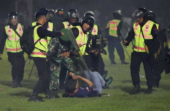 125 viktima në stadium, valë kritikash ndaj policisë indoneziane mbi përdorimin e gazit lotsjellës