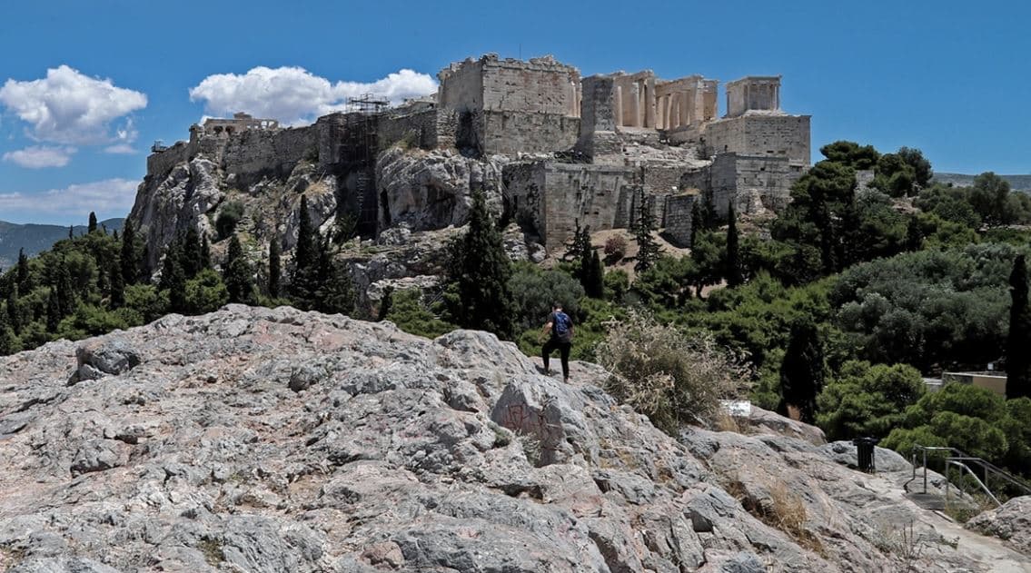 Humb jetën turistja në Athinë, ra nga lartësia e një shkëmbi në Akropoli