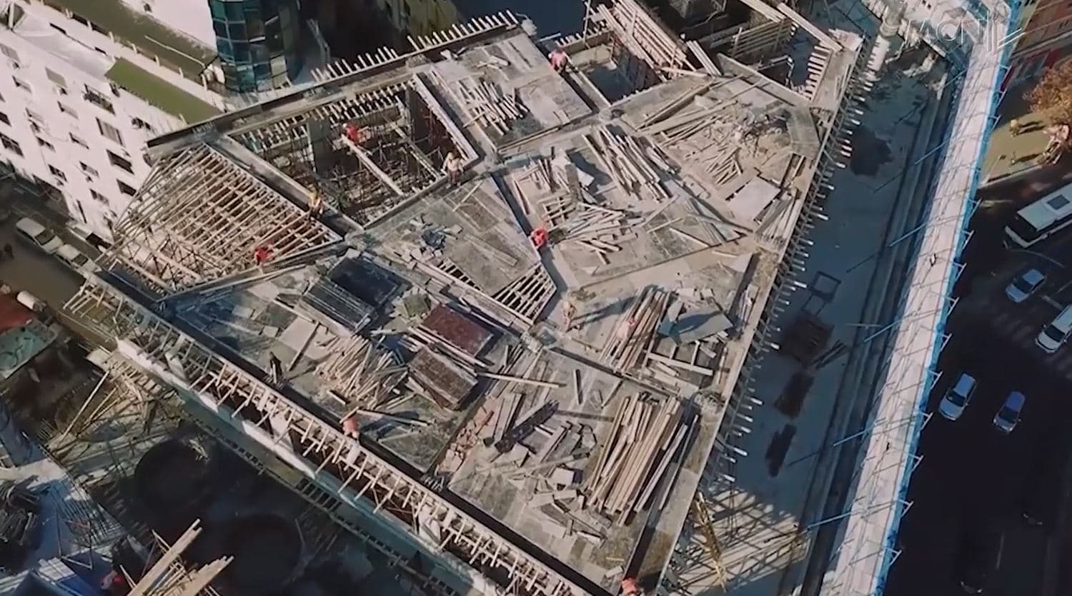 IKMT pezullon punimet e pallatit të Morinës. Balliu: Me paratë e Ndraghetas, Veliaj do ndërtonte kulla (VIDEO)