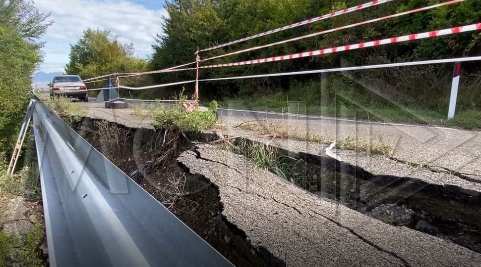 Rruga Lezhë-Vau i Dejës e shembur prej 2 vitesh, është kthyer në burim aksidentesh