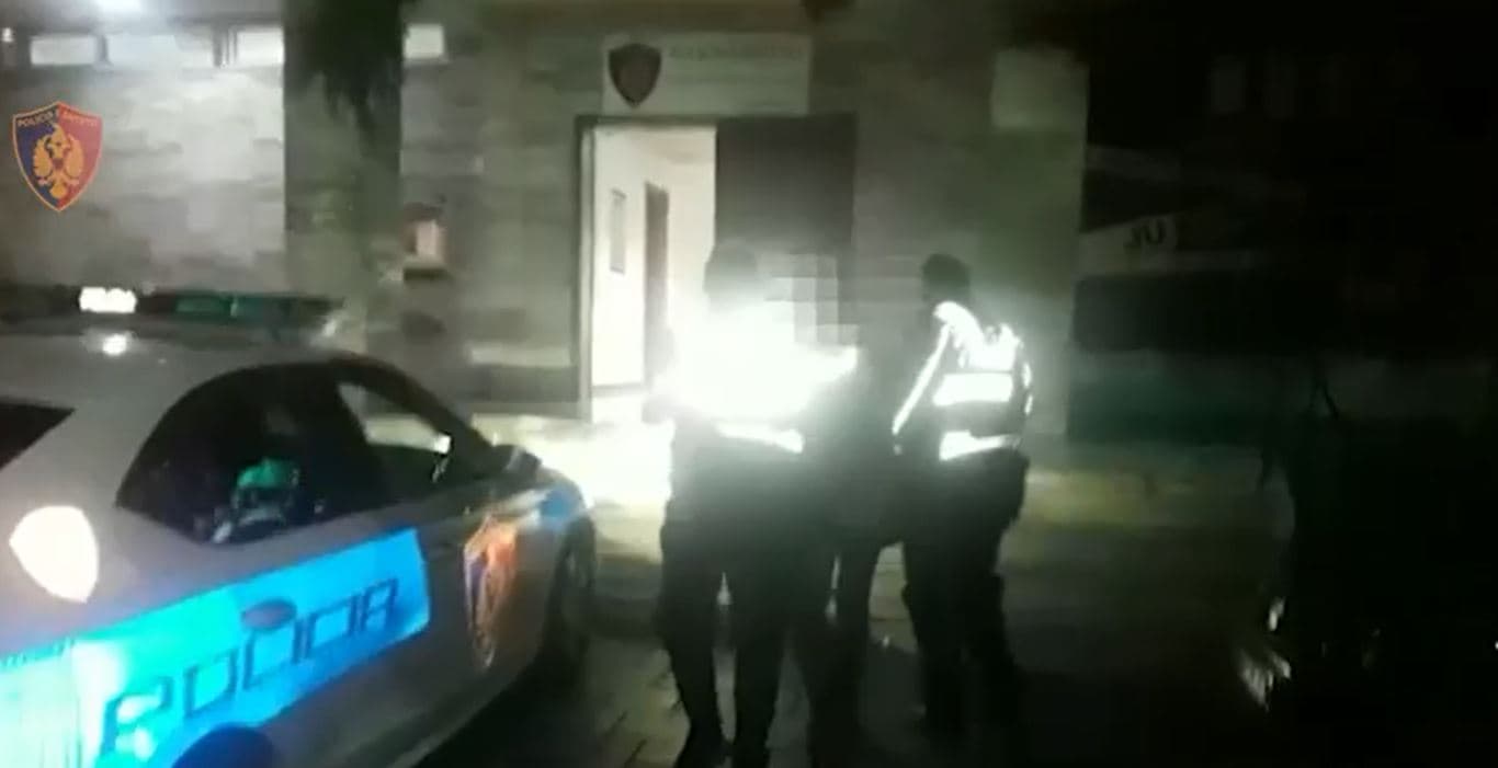 Dy persona kapen me automatik në makinë në Pezë Helmës, dyshohet se do të vidhnin një banesë 