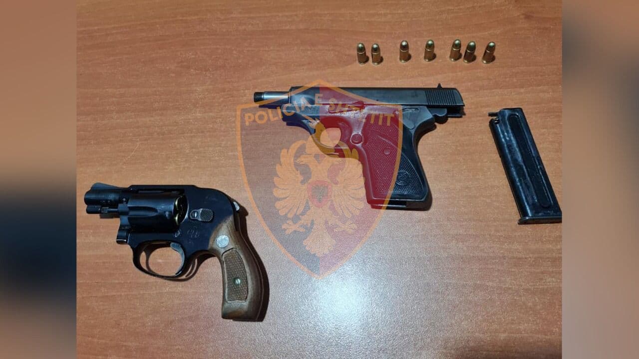 Në makinë me dy pistoleta gati për qitje, vihen në pranga 3 të rinj në Durrës