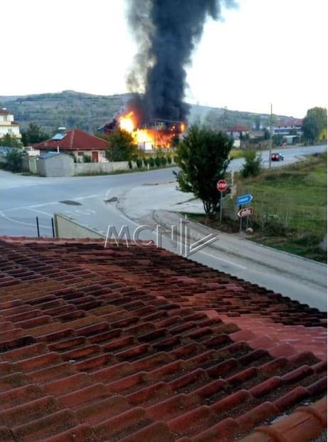  Përfshihet nga flakët magazina me produkte bujqësore në Korçë