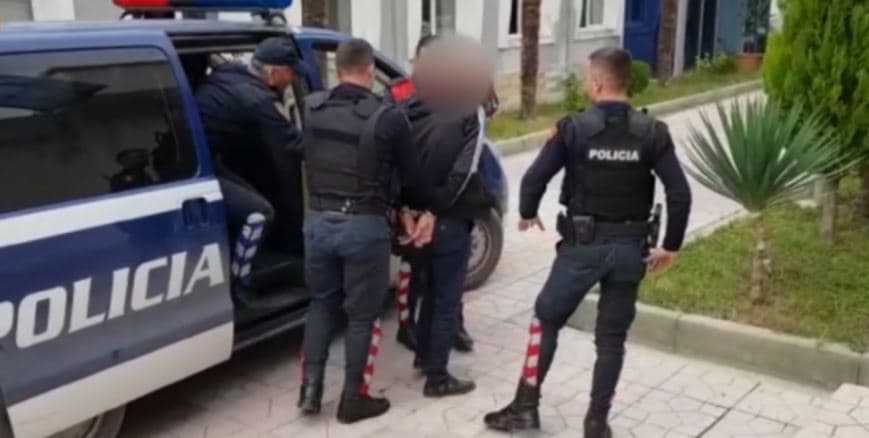 Tentoi të trafikonte armë dhe municion luftarak drejt Greqisë, arrestohet 18-vjeçari në Korçë