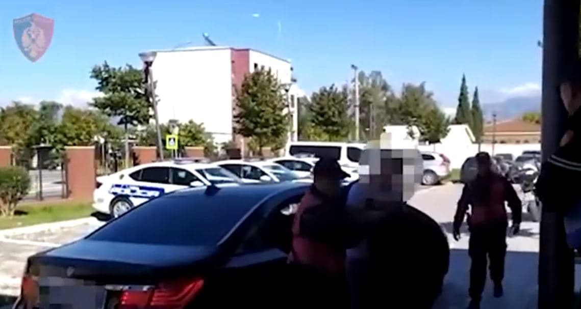 Video/ Lëvizte me dy armë zjarri me vete, arrestohet në bulevardin ‘Migjeni’ 38-vjeçari