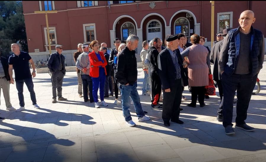 Banorët në Durrës protestë para bashkisë, kundërshtojnë zhvendosjen në periferi
